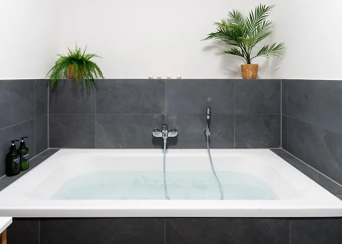 Premium-apartment Mit Balkon - Perfekt Fuer Familien, Gruppen Und Geschaeftsreisende - Zaya