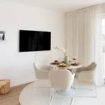 Premium-apartment Mit Balkon - Perfekt Fuer Familien, Gruppen Und Geschaeftsreisende - Zaya Apartman *