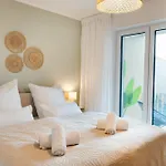 Premium-apartment Mit Balkon - Perfekt Fuer Familien, Gruppen Und Geschaeftsreisende - Zaya *