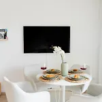 Premium-apartment Mit Balkon - Perfekt Fuer Familien, Gruppen Und Geschaeftsreisende - Zaya Apartman *