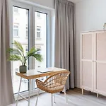 Premium-apartment Mit Balkon - Perfekt Fuer Familien, Gruppen Und Geschaeftsreisende - Zaya Apartman