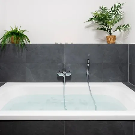 Neu - Premium-apartment Mit Balkon - Perfekt Fuer Familien, Gruppen Und Geschaeftsreisende