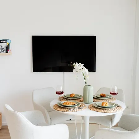 Premium-apartment Mit Balkon - Perfekt Fuer Familien, Gruppen Und Geschaeftsreisende - Zaya Apartamento *