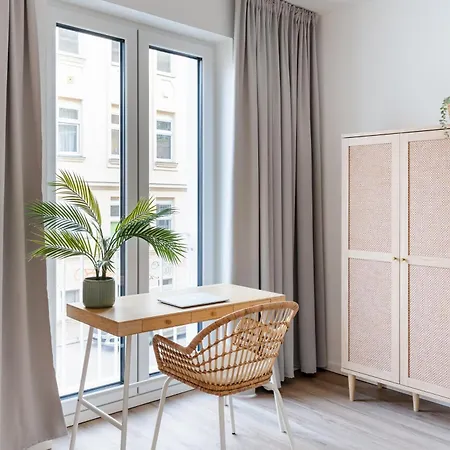 Premium-apartment Mit Balkon - Perfekt Fuer Familien, Gruppen Und Geschaeftsreisende - Zaya Apartamento