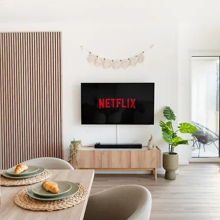 Neu - Premium-apartment Mit Balkon - Perfekt Fuer Familien, Gruppen Und Geschaeftsreisende *