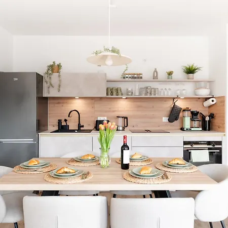 Apartment Neu - Premium-apartment Mit Balkon - Perfekt Fuer Familien, Gruppen Und Geschaeftsreisende *