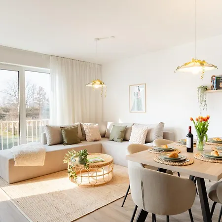 Neu - Premium-apartment Mit Balkon - Perfekt Fuer Familien, Gruppen Und Geschaeftsreisende *
